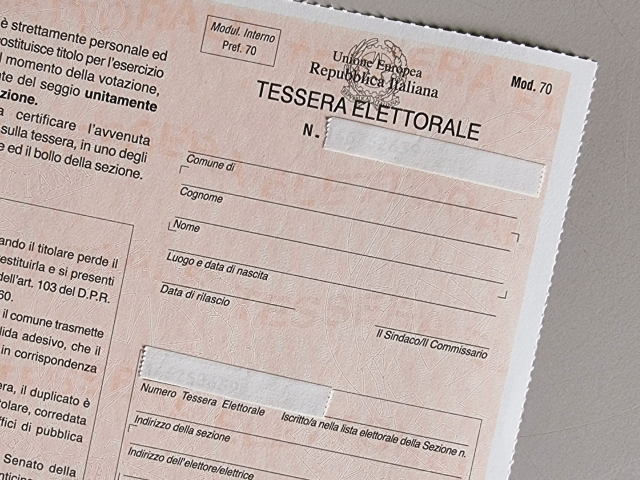 Immagine che raffigura RITIRO TESSERE ELETTORALI