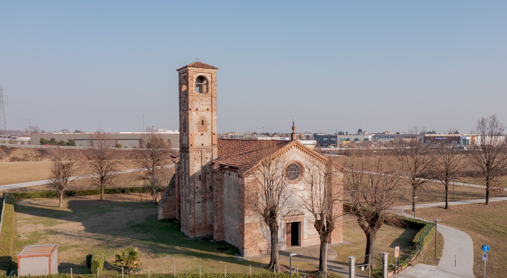 La chiesa di stile Romanico, dedicata in origine a Santa Maria Assunta, si ritiene sia stata edificata quale ex voto come piccolo Oratorio nel XII secolo.