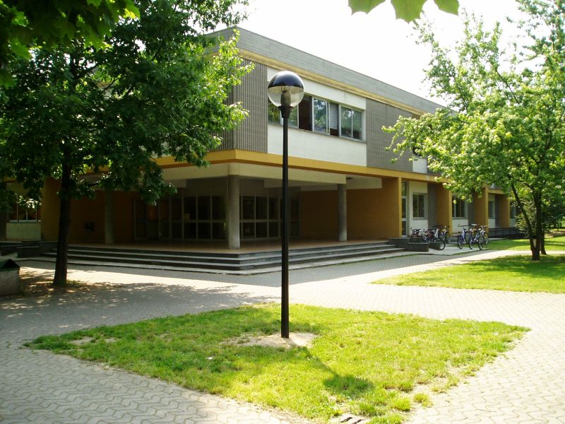 L’Istituto Comprensivo “Ada Negri” di Cavenago di Brianza è formato dalle Scuole dell’Infanzia, Primaria e Secondaria di primo grado di Cavenago e Primaria e Secondaria di primo grado di Caponago. Questo luogo è la sede della scuola secondaria di primo grado 